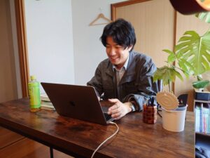西濱先生がMacBookで授業を行っている様子