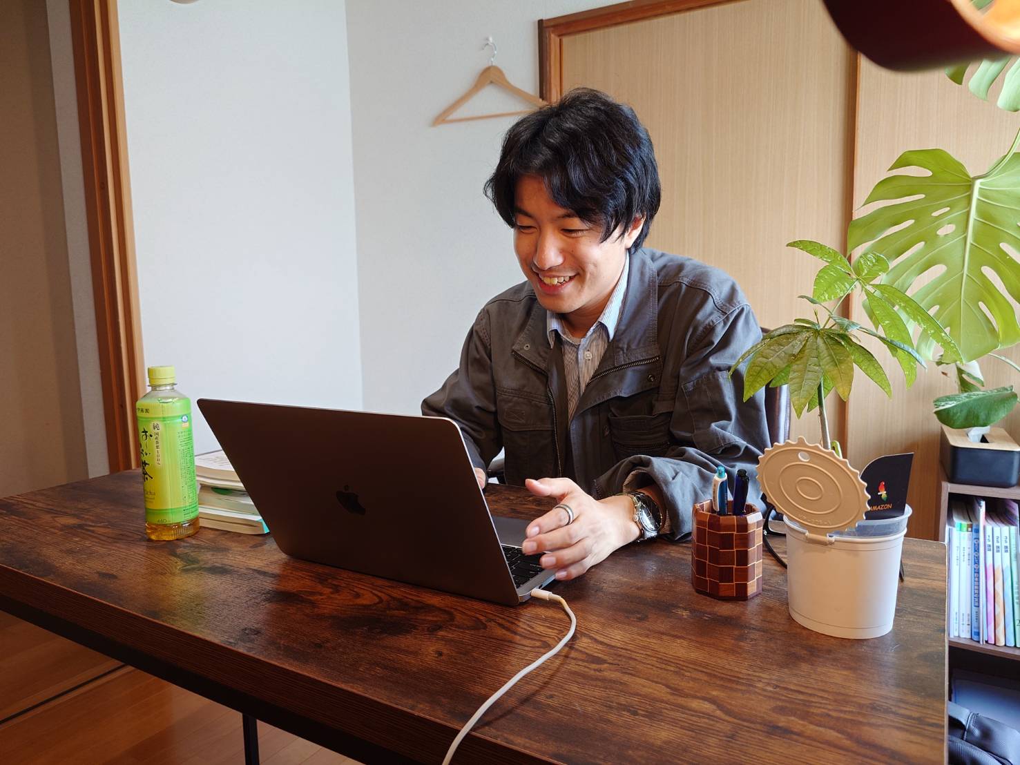 西濱先生がMacBookで授業を行っている様子